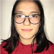 chica adolescente ofrece clases particulares a niños menores de 13 años